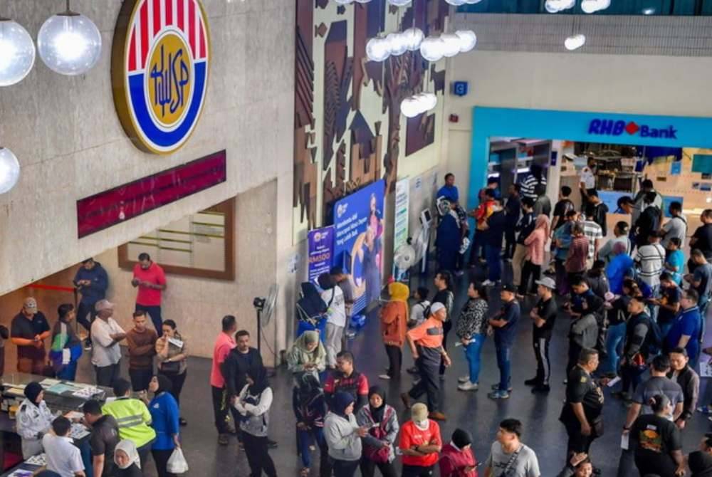 Orang ramai hadir seawal pagi di Pejabat KWSP untuk melakukan proses pemindahan Akaun Sejahtera ke Akaun Fleksibel ketika tinjauan di Jalan Raja Laut, Kuala Lumpur pada Isnin. Foto Bernama