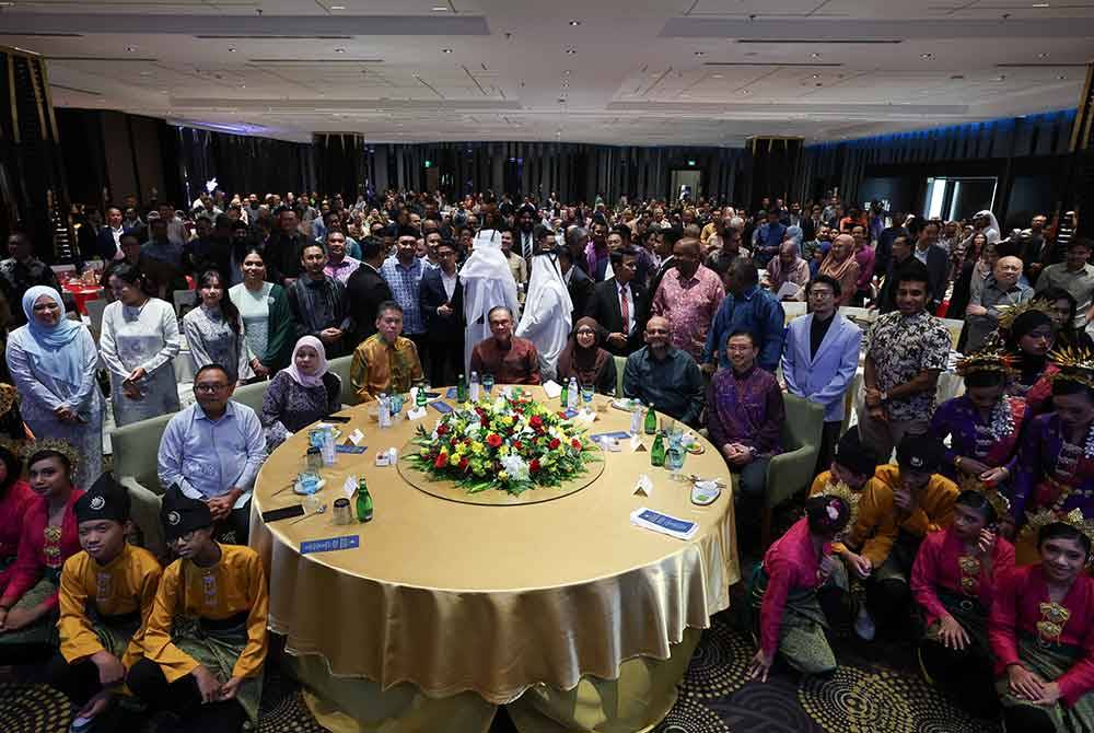 Perdana Menteri, Datuk Seri Anwar Ibrahim bergambar bersama rakyat Malaysia pada Majlis Makan Malam Bersama Diaspora Malaysia di Qatar. Foto Bernama