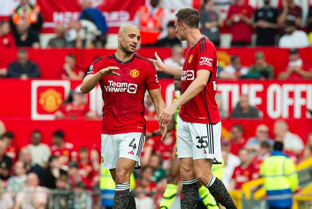 Reaksi Sofyan Amrabat dan Jonny Evans selepas United tewas kepada Arsenal pada Ahad. Foto EPA