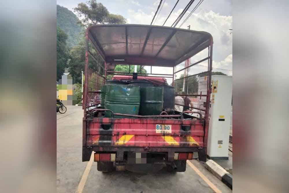 Seorang daripada tiga individu berkenaan telah mengaku sebagai pemilik lori namun gagal mengemukakan sebarang permit yang sah untuk memiliki barang kawalan tersebut. FOTO KPDN