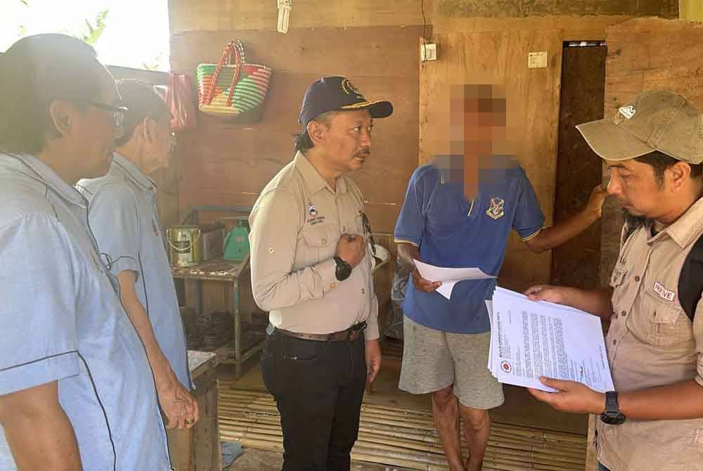 Penyerahan notis mengosongkan kawasan bagi rumah yang dibina di tanah milik Majlis Daerah Lahad Datu dan POIC giat dilakukan oleh agensi penguat kuasa.