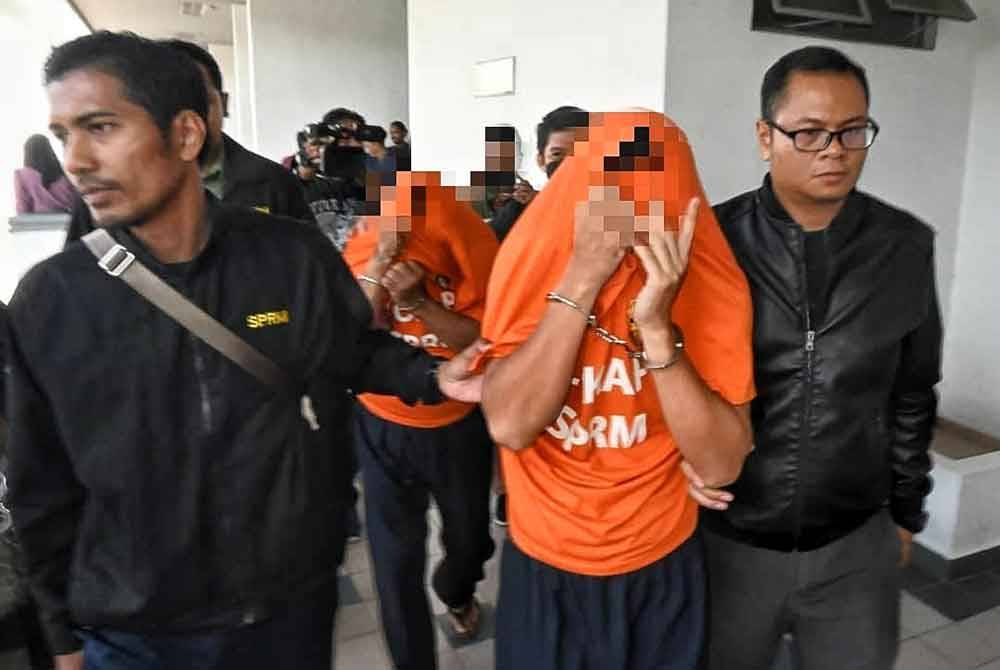 Dua anggota polis direman selama tujuh hari bagi membantu siasatan berhubung kes menerima suapan RM2,500.