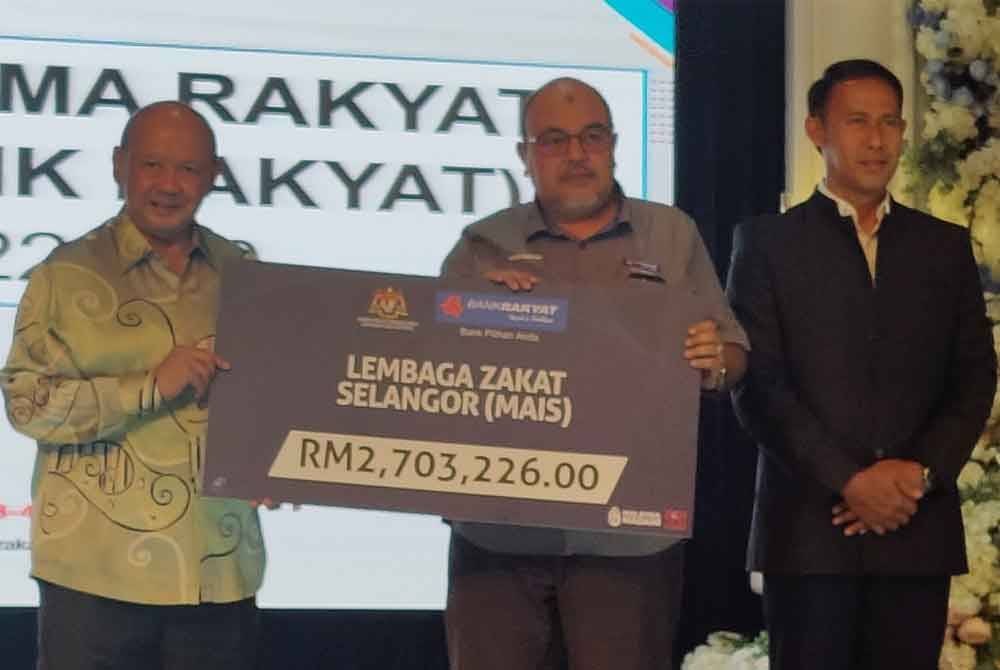 Pengerusi LZS, Tan Sri Syed Anwar Jamalullail (kiri) dan diiringi Mohd Sabirin (kanan) menyampaikan penghargaan kepada wakil Bank Rakyat (tengah) ketika Majlis GRASIAZ di Dewan Orkid PKPS pada Selasa.