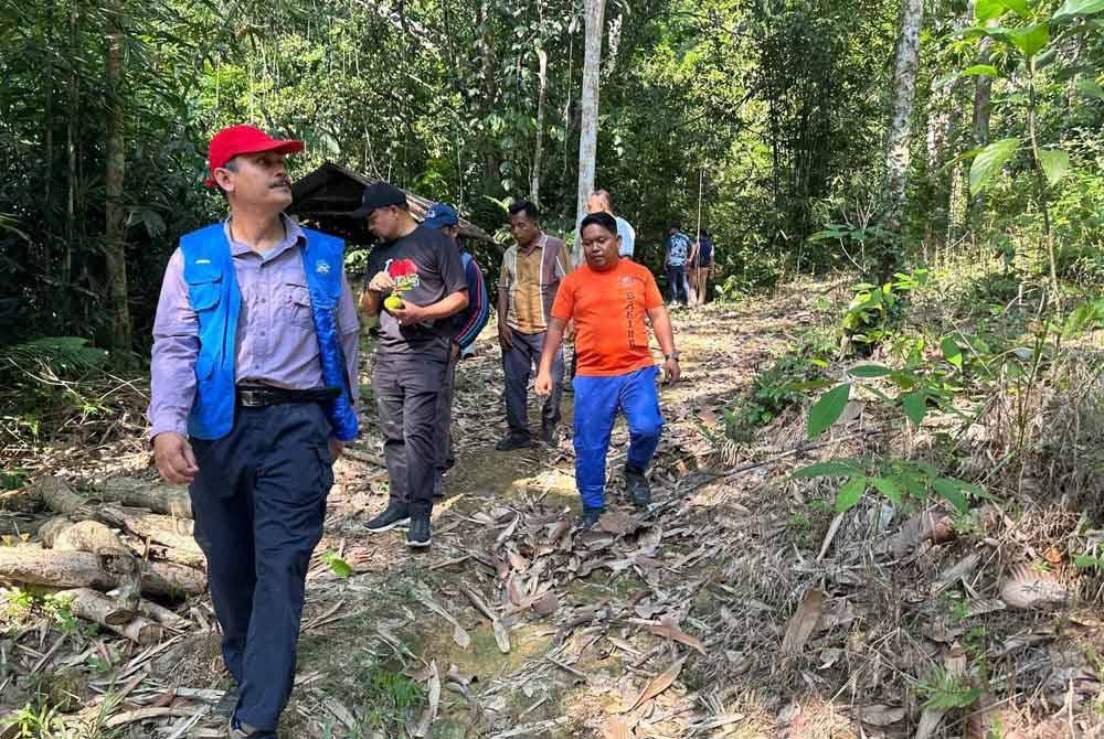 Siasatan dilakukan Azizan (kiri) bersama pelbagai agensi berkaitan. Foto APM