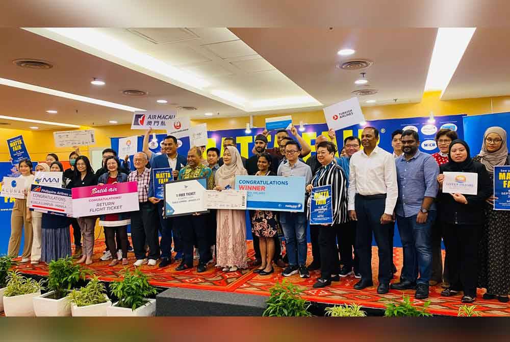 Pemenang bergambar bersama Sheikh Awadh (tujuh dari kiri, depan) ketika Majlis Penyampaian Hadiah Peraduan Pembeli MATTA Fair Mac 2024, bertempat di Pusat Dagangan Dunia (WTC), di sini pada Selasa.