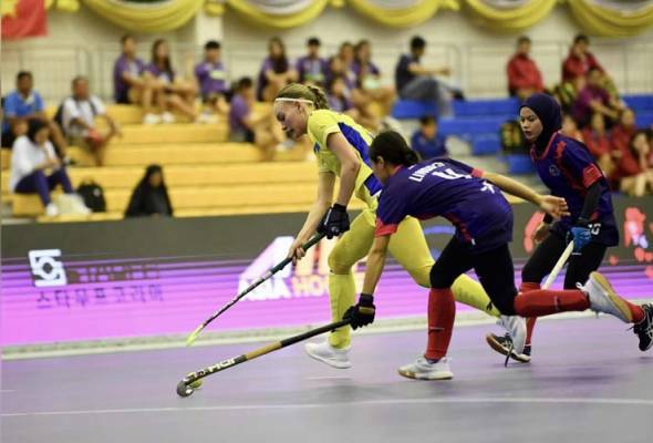 Skuad hoki dalam dewan wanita alami kekalahan pertama di tangan Kazakhstan, 1-5, pada saingan ketiga Kumpulan A. FB Malaysian Hockey Confederation