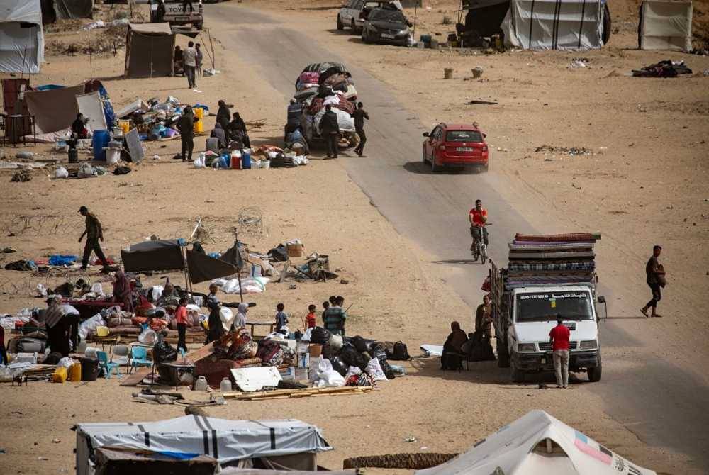 Penduduk bersiap sedia meninggalkan bandar Rafah di Gaza sejak tentera Israel mara ke bandar paling selatan Semenanjung Gaza itu dari timur lebih minggu lalu. Foto EPA