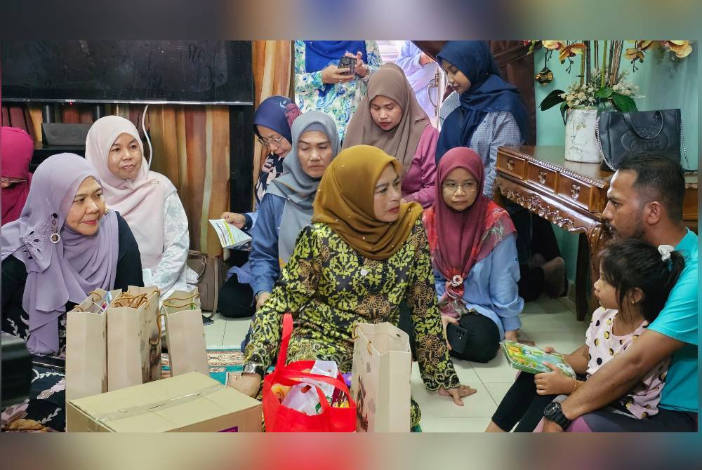 Noraini melawat Mohd Azinor (kanan) dan menyampaikan bantuan wang tunai RM3,000 melalui Skim Pemberian Ehsan Yayasan Kebajikan Negara di Pangkalan TLDM Lumut.