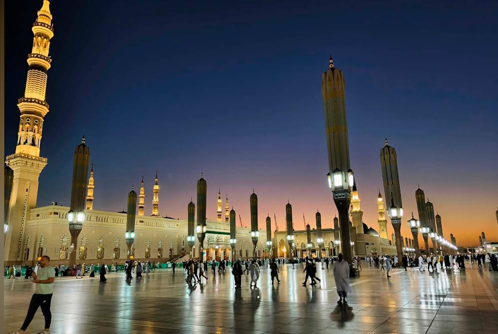 Jemaah haji yang berpeluang menziarahi Raudah di Masjid Nabawi dinasihatkan agar tidak terlalu teruja dan sibuk mengambil gambar sehingga terlupa untuk melakukan ibadah yang sepatutnya yang dijanjikan Allah SWT sebagai tempat yang mustajab untuk berdoa itu. Foto Bernama