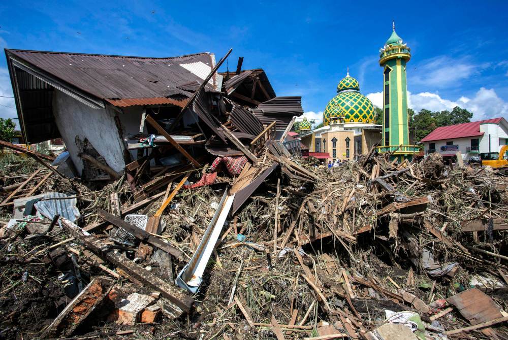 Banjir lahar dingin merosakkan rumah, bangunan dan kemudahan awam di wilayah Sumatera Barat, Indonesia. Foto Xinhua