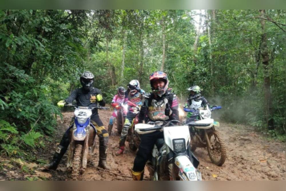 Sekumpulan peminat motosikal lasak didakwa menceroboh Hutan Simpan Negara Khao Phlok Lhon, Thailand. Foto Agensi