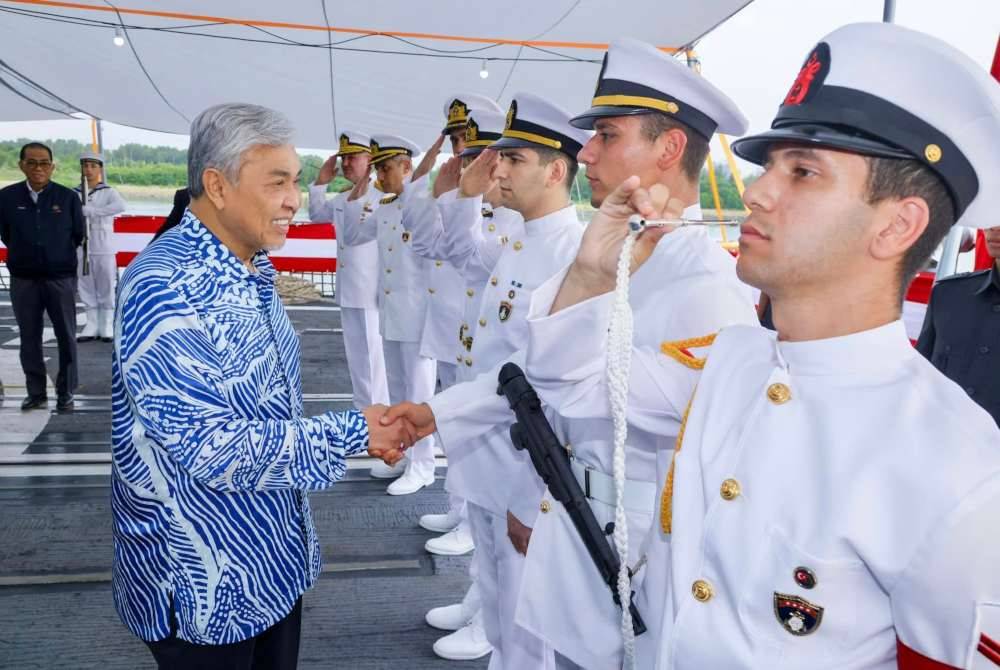 Ahmad Zahid ketika bersalaman dengan Armada Laut Turkiye. Foto Facebook Ahmad Zahid Hamidi