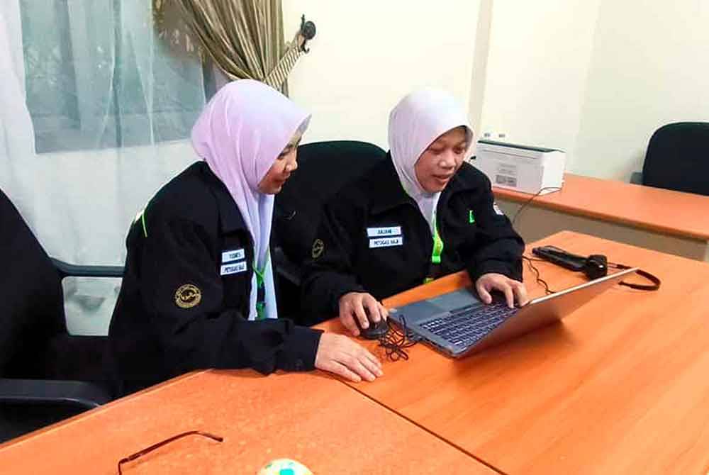 Lebih 8,115 pertanyaan berkenaan permasalahan ibadat diterima sehingga Selasa lepas daripada jemaah haji menerusi Perkhidmatan e-Taib (talian ibadat) sejak Tabung Haji memperkenalkan perkhidmatan itu pada tahun lepas. Foto Bernama