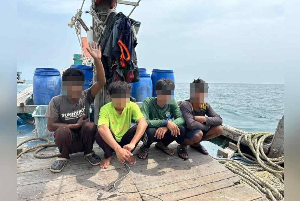 Seorang tekong bersama tiga kru warga Myanmar berusia dalam lingkungan umur 19 hingga 37 tahun ditahan di kedudukan 16 batu nautika barat daya Tanjung Karang, Kuala Selangor pada Selasa.