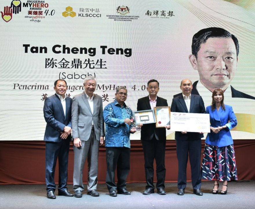 Cheng Teng (tiga dari kanan) menerima anugerah MyHero 4.0 2023 dalam satu majlis anjuran KLSCCCI.