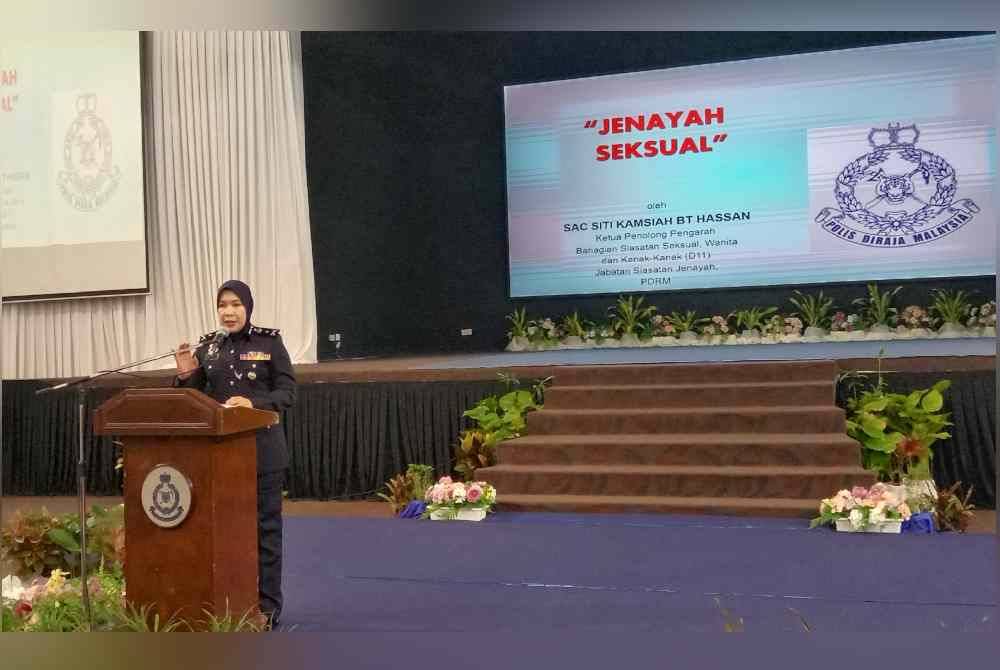 Siti Kamsiah ketika sesi dialog bersama masyarakat di IPK Selangor pada Rabu.