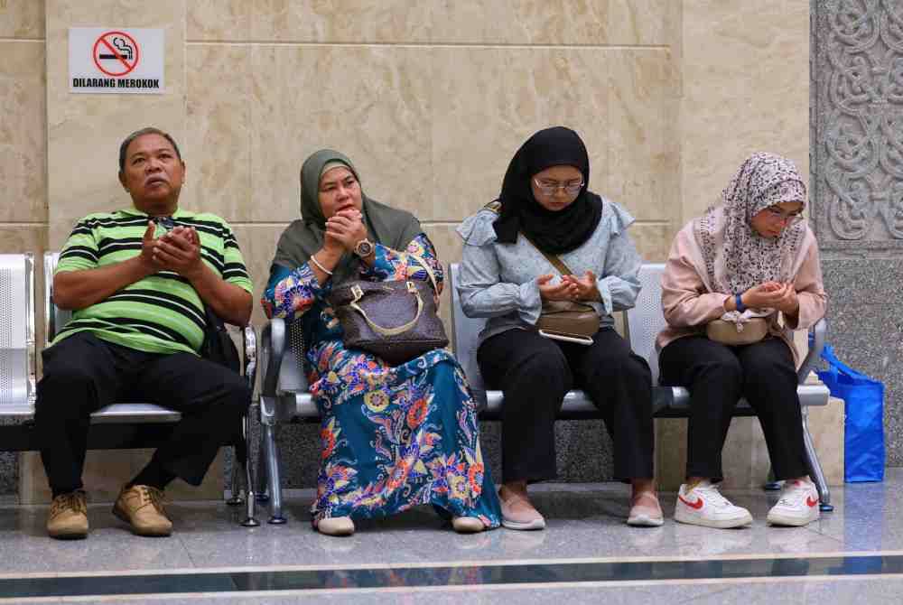 Bapa kepadaZulfarhan, Zulkarnain Idros (kiri) dan isteri Hawa Osman (dua dari kiri) dan anggota keluarga turut hadir ke Mahkamah Rayuan Istana Kehakiman Putrajaya hari ini. Foto Bernama