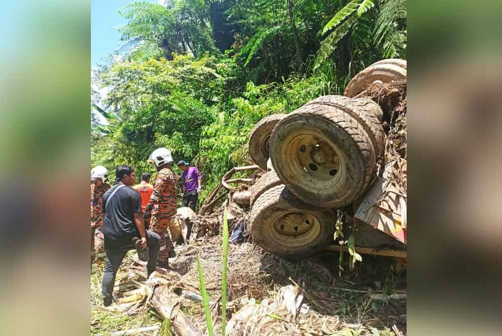 Tiga mangsa tercampak dan jatuh ke dalam gaung selepas lori dinaiki terbalik.