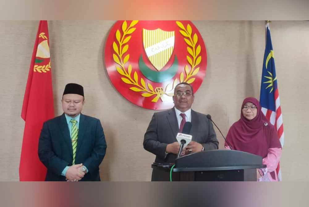 Muhammad Sanusi (tengah) pada pada sidang akhbar selepas mempengerusikan Mesyuarat Exco di Wisma Darul Aman, di sini, pada Rabu.