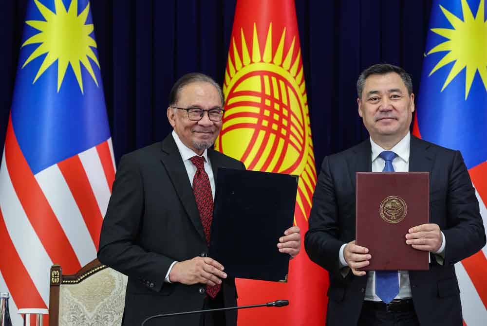 Perdana Menteri Datuk Seri Anwar Ibrahim (kiri) dan Presiden Republik Kyrgyz Sadyr Japarov selepas menandatangani kenyataan bersama pada pertemuan empat mata sempena lawatan rasmi dua hari ke republik itu di Kediaman Negeri Ala Archa, Rabu. - Foto Bernama