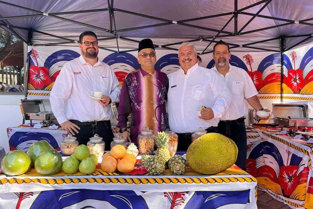 Pemangku Pesuruhjaya Tinggi Datuk Dr Mohamad Rameez Yahaya (dua, kiri) ketika mempromosikan buah-buahan Malaysia di Windhoek, Namibia.