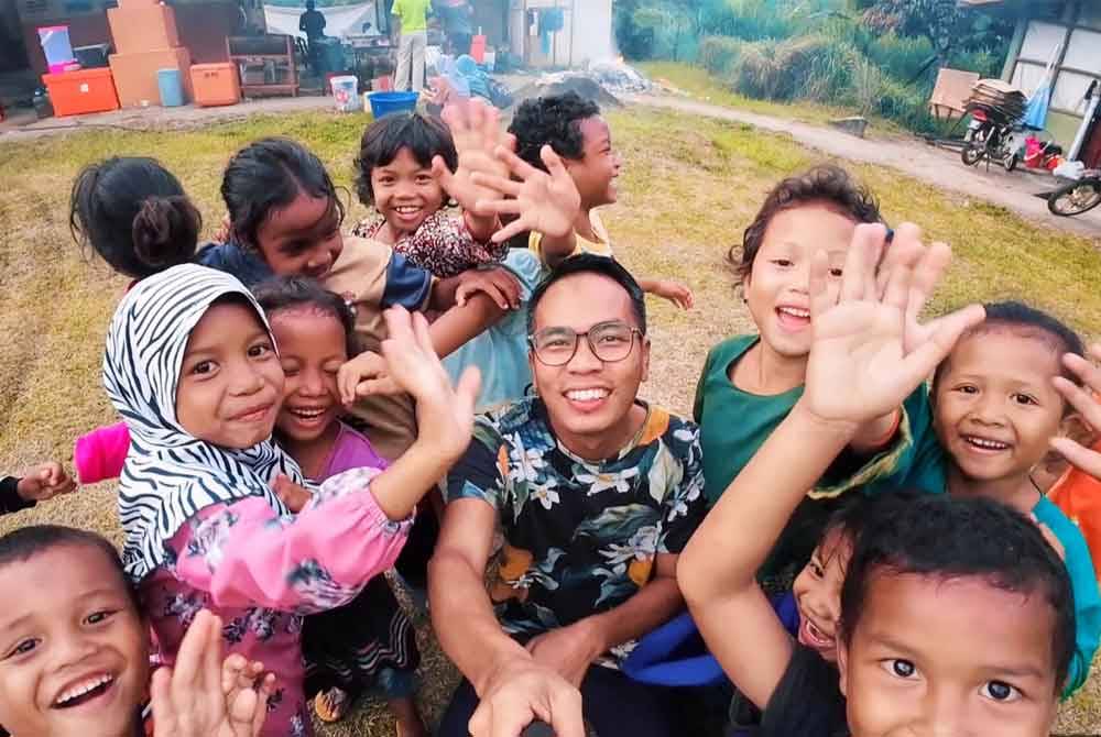 Mohd Halim (tengah) akan terus memberikan khidmat cemerlang bagi memastikan anak-anak Orang Asli di pedalaman memperoleh ilmu dengan sebaik mungkin.