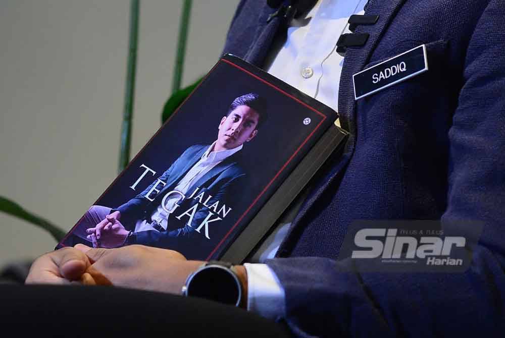 Buku Jalan Tegak karya Syed Saddiq. Foto Sinar Harian-ASRIL ASWANDI SHUKOR.