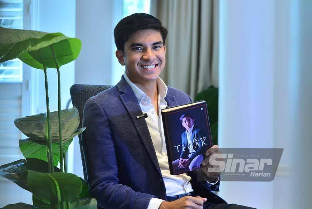 Syed Saddiq bersama buku hasil karyanya sendiri, Jalan Tegak.Foto Sinar Harian-ASRIL ASWANDI SHUKOR