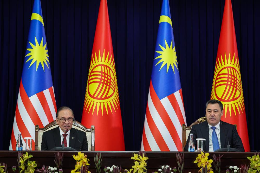 Perdana Menteri Datuk Seri Anwar Ibrahim dan Presiden Republik Kyrgyz Sadyr Japarov (kanan) ketika sidang media bersama selepas menandatangani kenyataan bersama pada pertemuan empat mata sempena lawatan rasmi dua hari ke republik itu di Kediaman Negeri Ala Archa, pada Rabu. Foto Bernama