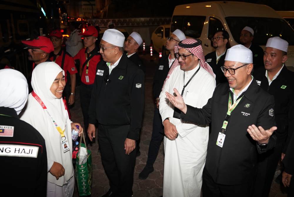 Ketua Rombangan Haji Malaysia 1445H/2024, Datuk Seri Syed Salleh Syed Abdul Rahman (depan, kanan) menyambut ketibaan kumpulan kedua jemaah haji Malaysia KT02 dari Madinah. Foto Bernama