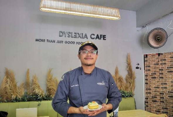 Amer menguasahakan Cafe Dyslexia. Foto Bernama 