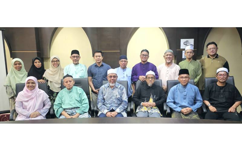 Barisan Ahli Jawatankuasa Seminar Kebangsaan Fiqh Muamalat & Kewangan Islam 2024 yang ditunjangi oleh Koperasi Muslimin Malaysia Berhad, Persatuan Ulama Malaysia dengan kerjasama Universiti Islam Selangor.