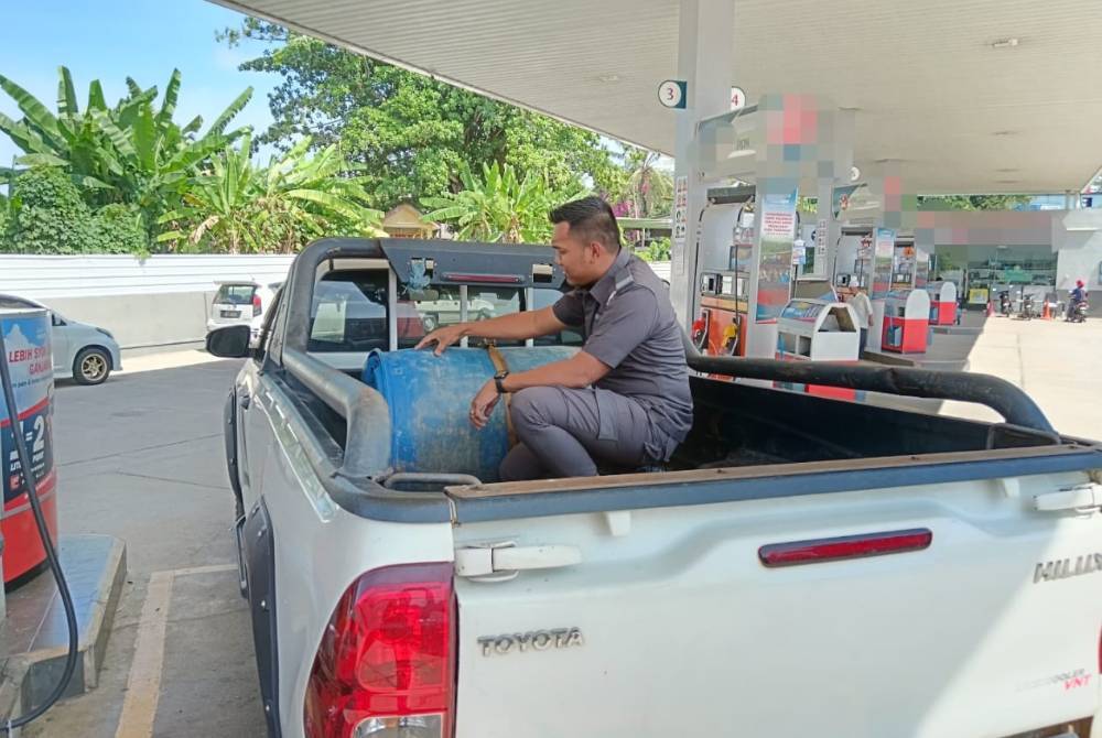 Anggota penguatkuasa KPDN Temerloh berjaya menumpaskan kegiatan seorang lelaki yang membeli minyak diesel bersubsidi tanpa kebenaran Pengawal Bekalan Malaysia di daerah ini pada di sebuah Stesen minyak di Kuala Krau, Temerloh pada Selasa. Foto KPDN Temerloh