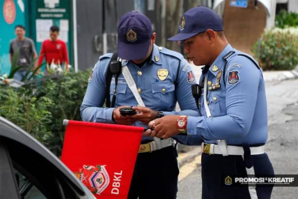 Tindakan Khas Lalulintas (Lorong Bas dan Teksi) dijalankan menerusi Pegawai Warden Trafik Jabatan Penguatkuasaan DBKL.