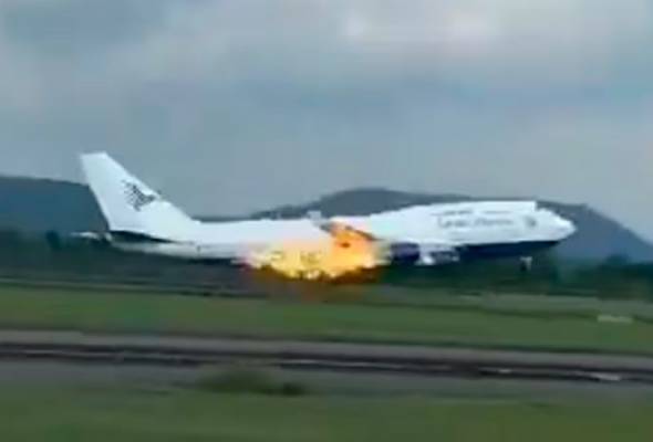 Imej enjin pesawat Garuda Indonesia yang terbakar dikongsi di media sosial sejurus berlepas dari bandar Makassar Indonesia. Gambar media sosial