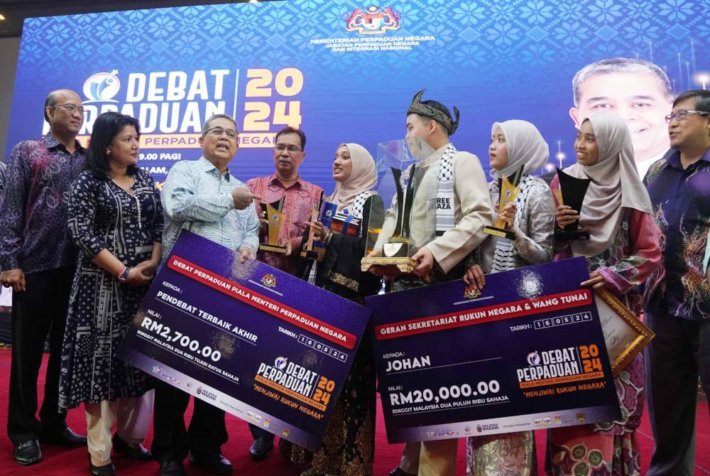 Shah Alam: Mei 16 2024: Menteri Perpaduan Negara, Datuk Aaron Ago Dagang (tiga dari kiri) Timbalan, Senator Saraswathy Kandasami (dua dari kiri) bergambar bersama pemenang Universiti Sains Islam Malaysia (USIM) pada majlis Debat Perpaduan Piala Menteri Perpaduan Negara Tahun 2024 yang diadakan pada Khamis.