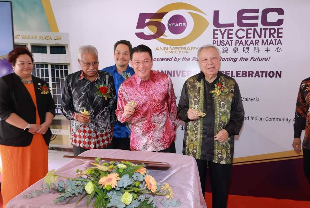 Sivanesan (dua dari kiri) mengiringi Kor Ming menandatangi plak simbolik merasmikan Sambutan 50 tahun Pusat Pakar Mata LEC di Ipoh.