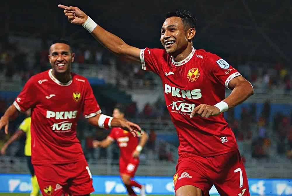 Selangor FC turun menentang Kedah tanpa kelibat Faisal (kanan) yang masih dalam proses pemulihan daripada kelecuran tahap empat akibat disimbah asid. Foto Agensi. 