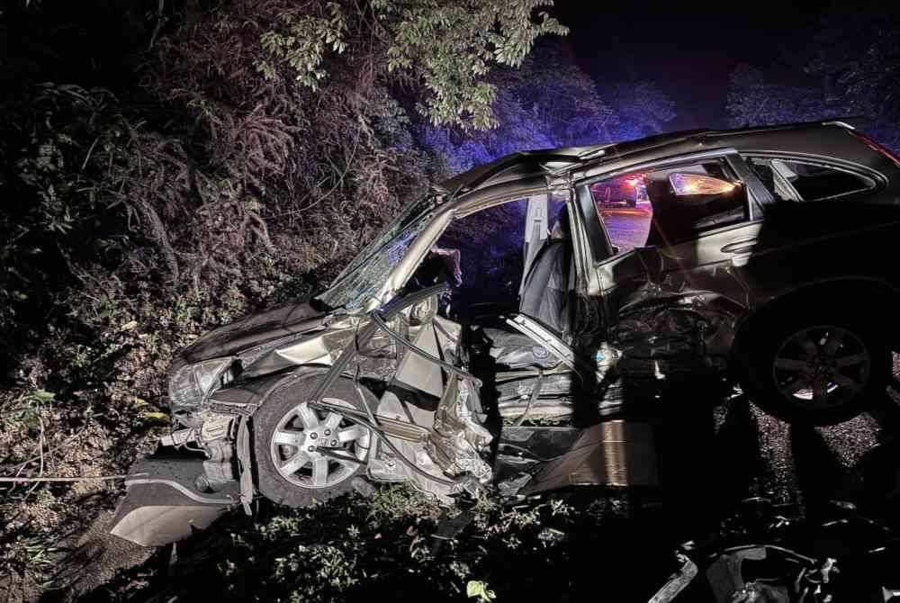 Keadaan kereta mangsa yang terlibat dalam kemalangan di Kilometer 75, Jalan Gua Musang-Kuala Krai pada Khamis.