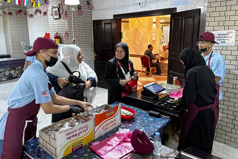 Pasukan katering TH turut menyediakan kiosk di setiap maktab bagi kemudahan jemaah yang ingin merasakan makanan yang berbeza.