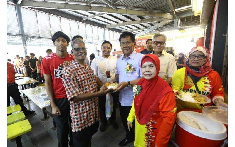 Datuk Bandar Shah Alam, Ir. Cheremi Tarman (tengah) memberikan makanan percuma kepada orang ramai sempena program Makan Percuma Peringkat MBSA pada Rabu lalu bertempat di Medan Selera Prima Seksyen 2, Shah Alam