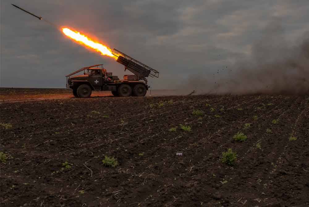 Tentera Ukraine melancarkan roket menyasarkan kedudukan pasukan Rusia di Kharkiv pada Rabu. - Foto AFP