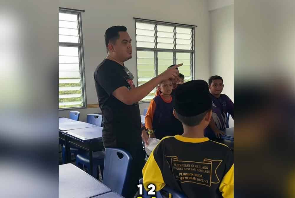 Akmal sempat beramah mesra dengan guru dan murid selepas menyelesaikan isu ketiadaan meja dan kerusi di sekolah agama berkenaan.