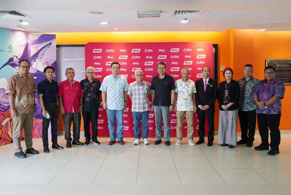 Saiful Azhar (enam dari kanan) bergambar bersama Hussamuddin selepas sesi perbincangan dan lawatan Persekutuan Alumni UiTM Malaysia ke Kumpulan Karangkraf di Shah Alam pada Khamis.