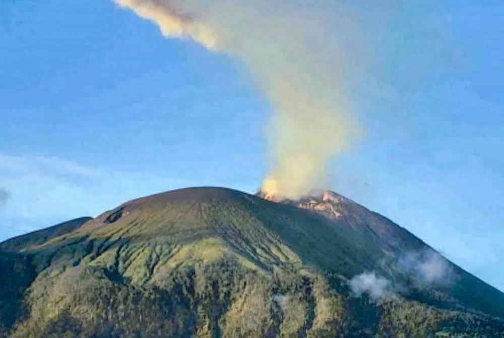 Gunung Ili Lewotolok mengeluarkan debu dan asap pada Mac lalu. Foto fail AFP