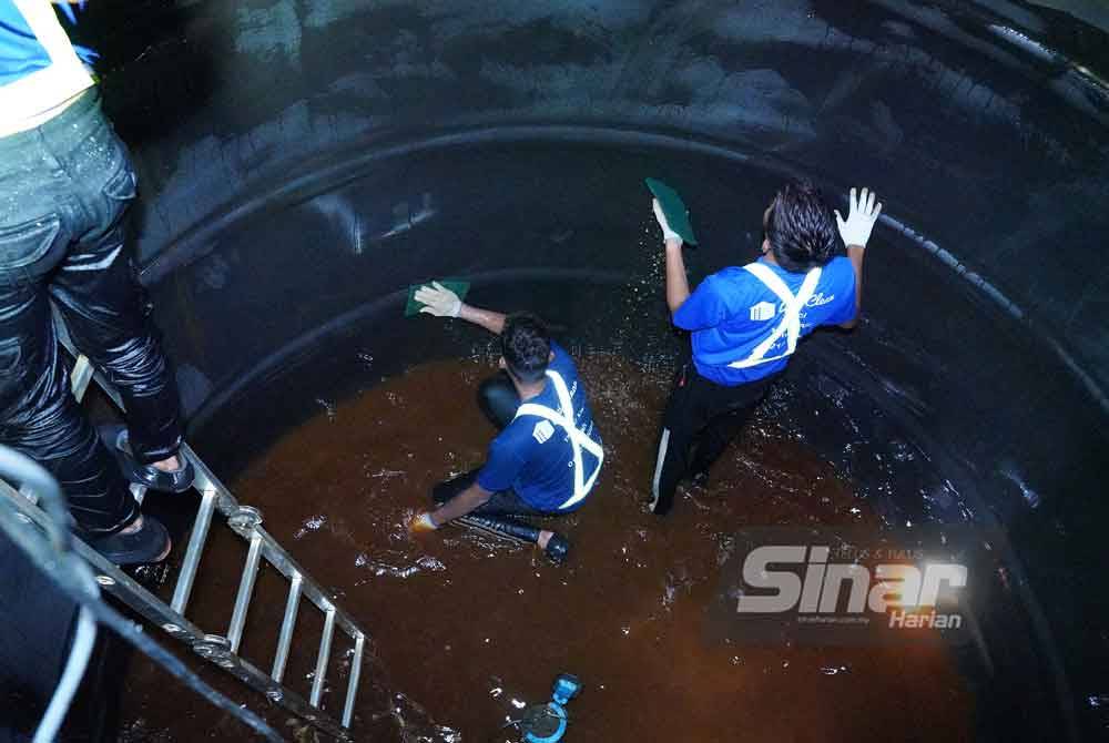 Kerja mencuci itu memerlukan tiga orang pekerja bagi membolehkan ia selesai dalam tempoh lima jam. Foto Sinar Harian-MOHD HALIM ABDUL WAHID