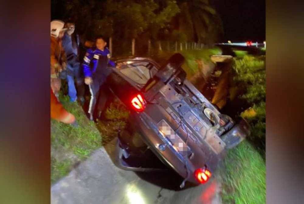 Kereta Proton Pesona yang terbabas lalu terbalik dalam longkang di KM 226.1 Lebuhraya WCE arah utara, malam tadi. Foto ihsan JBPM Perak