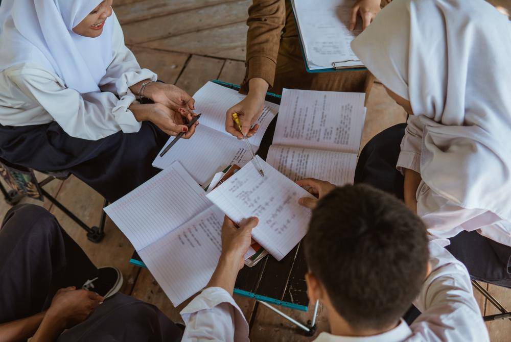 NILAI adab menjadi syarat penting apabila seseorang menggali ilmu daripada gurunya. -Foto: Canva