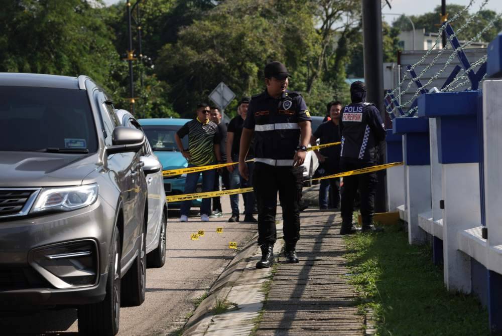 Anggota polis forensik memeriksa lokasi kejadian serangan di Balai Polis Ulu Tiram, pada Jumaat. Foto Bernama