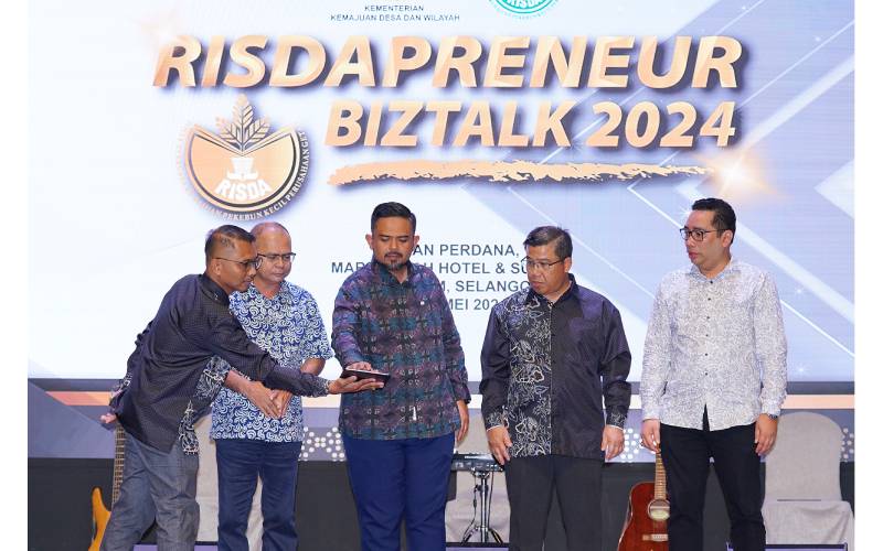 Manndzri (tiga dari kiri) melancarkan RISDAPreneur BizTalk 2024 di sebuah hotel di Shah Alam pada Khamis. FOTO: MOHD HALIM ABDUL WAHID 